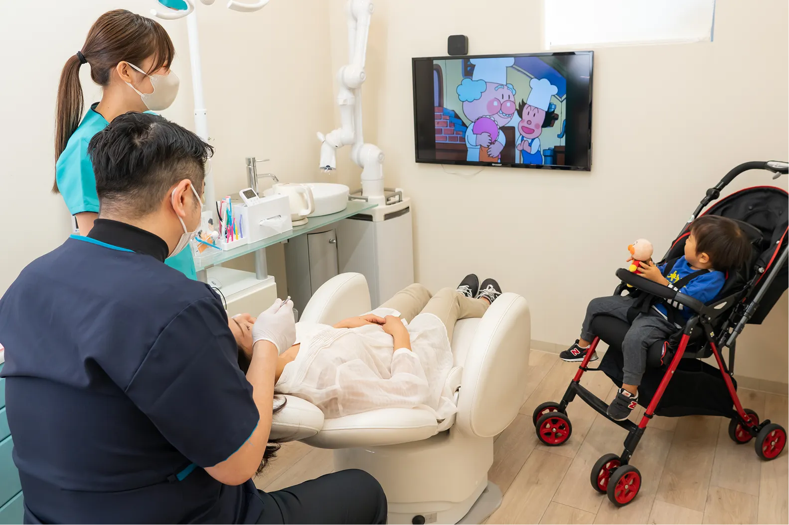 歯科治療中の子供とスタッフ